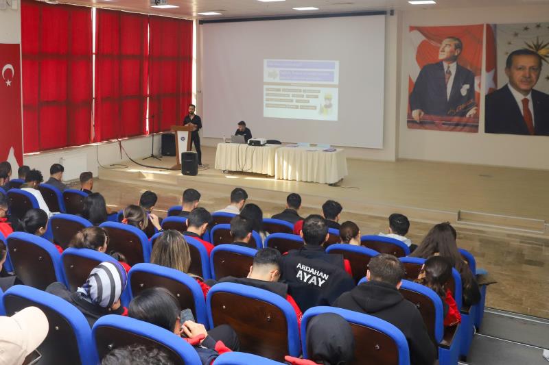 Üniversitemizde Uygulamalı Derslere Katılacak Öğrencilere İş Sağlığı ve Güvenliği Semineri Düzenlendi